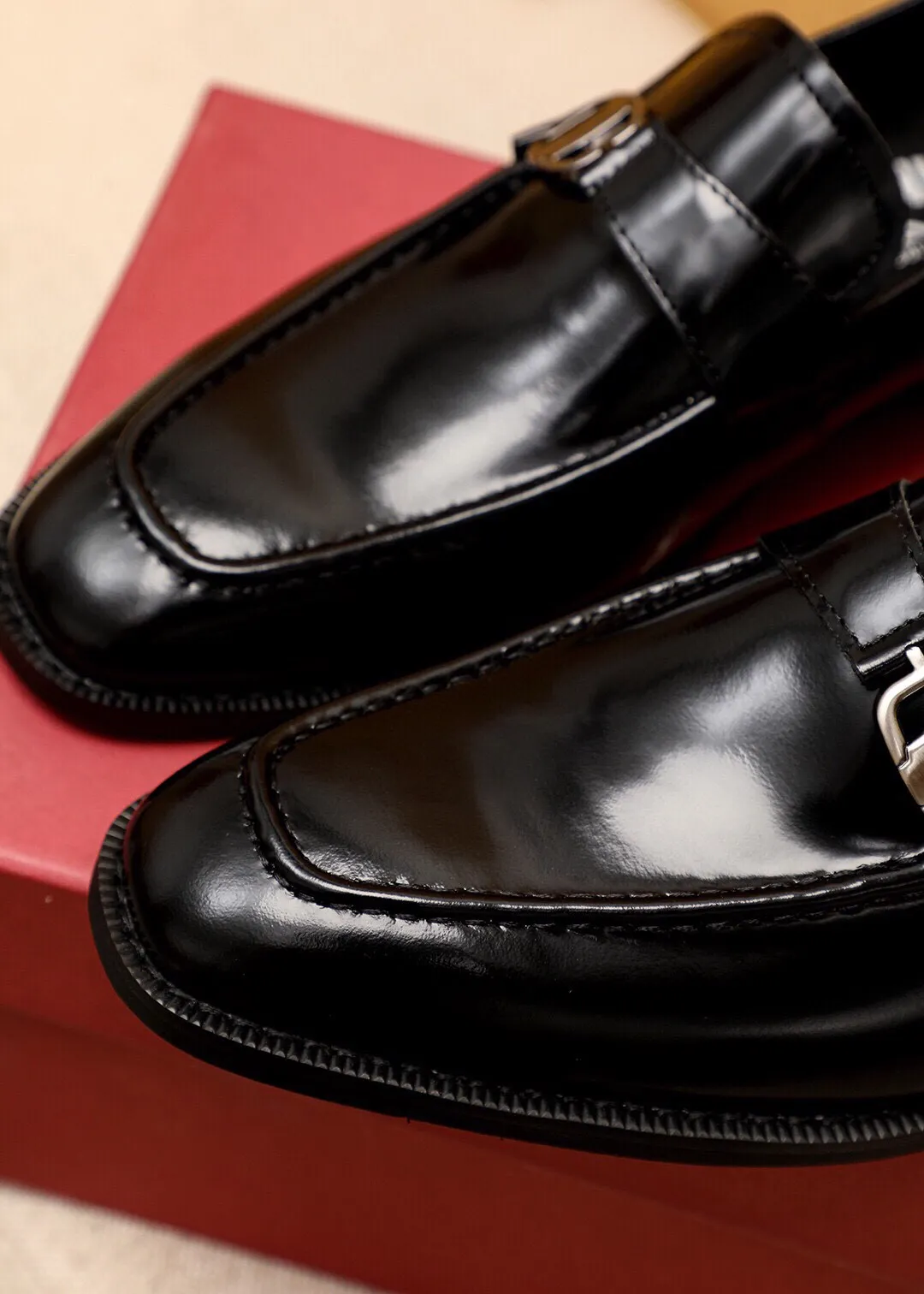 Men's shoes 💰400 💐 Product trademark: Ferragamo "Ferragamo" casual leather shoes Regular size: 39-44 (38.45.46🉑️Customized) Product materials: Selected imported open-edge beaded calfskin upper + classic hardware buckle, imported pig leather lining. Strong three-dimensional visual effect, non-slip and wear-resistant combination outsole Color: 1⃣️color optional